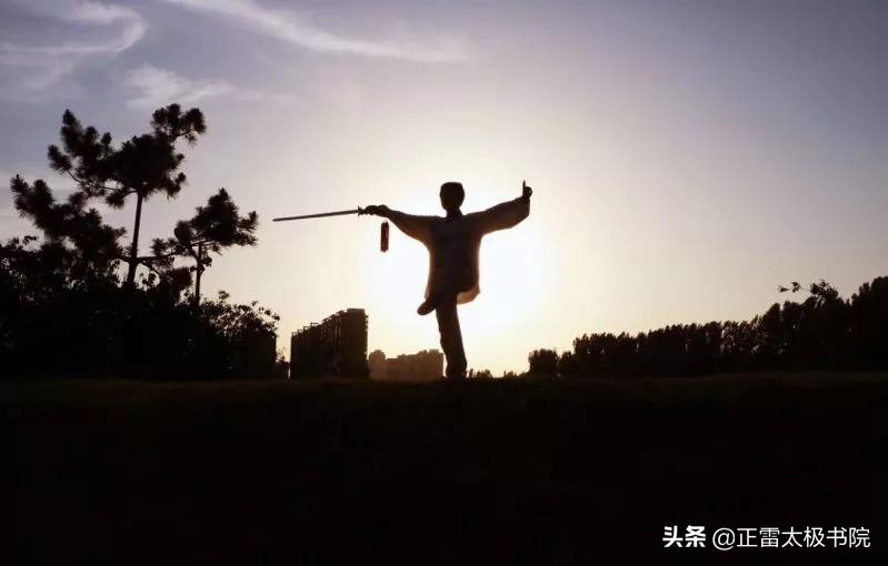 四个技巧专治练太极重心不稳,练太极如何用意不用力