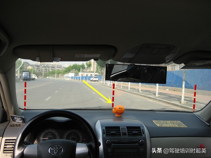 转弯过程中如何判断两侧间距,开车如何判断两侧行人的间距