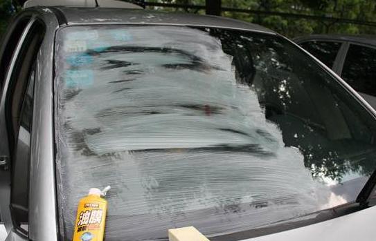 挡风玻璃有油膜清除的最佳方法,挡风玻璃油膜应急处理方法