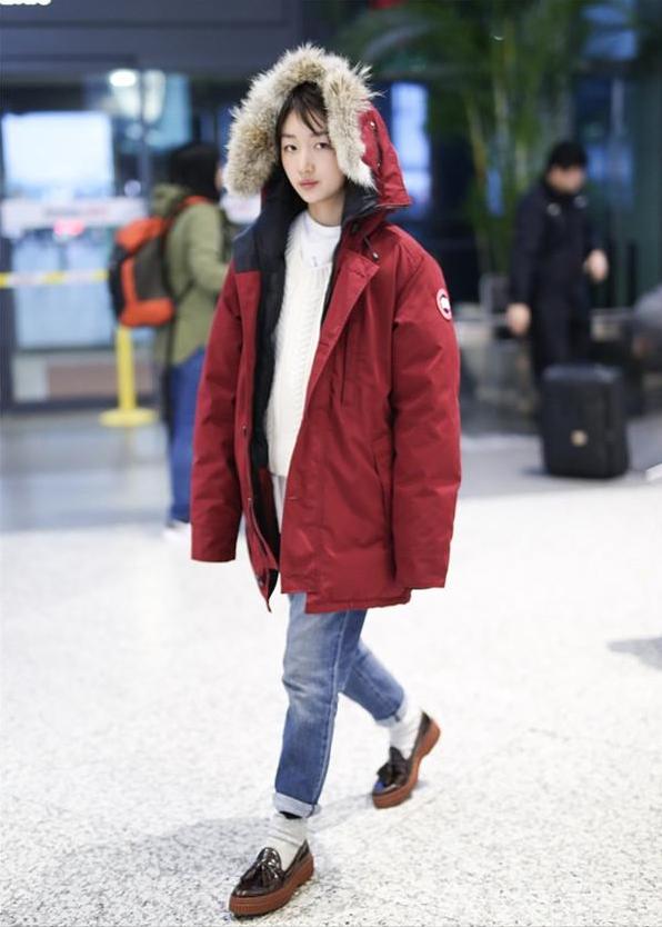 今冬流行一种减龄穿法卫衣羽绒服,卫衣款羽绒服怎样穿搭