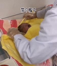 医生包小孩的方法,如何给新生儿换包被不哭