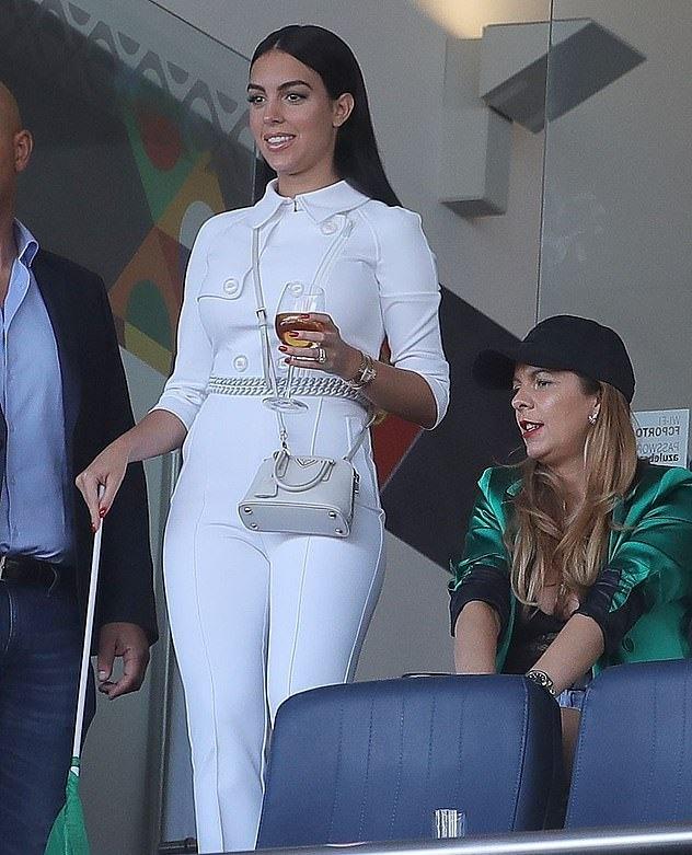 乔治娜穿c罗球衣,乔治娜c罗出席穿高跟鞋