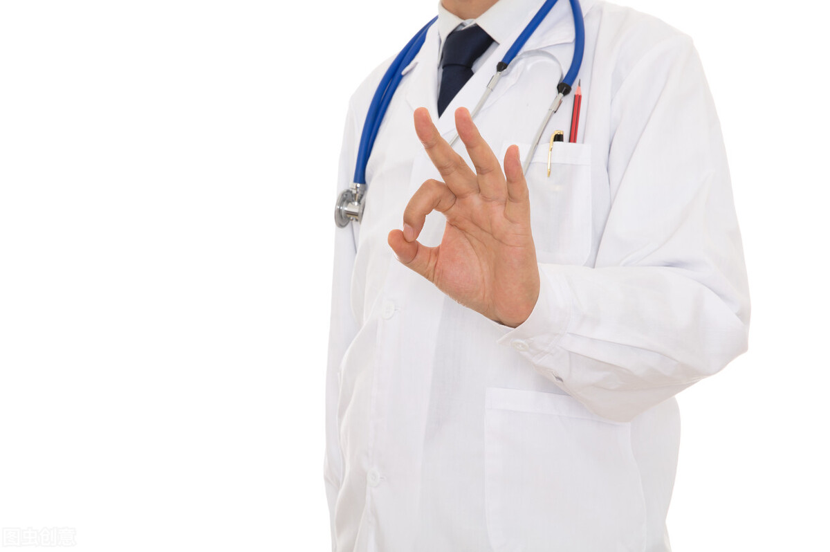 深蹲完后尿液变成茶褐色,小伙连做100个深蹲尿液呈浓茶色