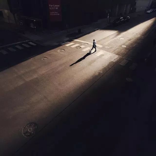 他是一名设计师，靠玩手机摄影成为了苹果签约摄影师