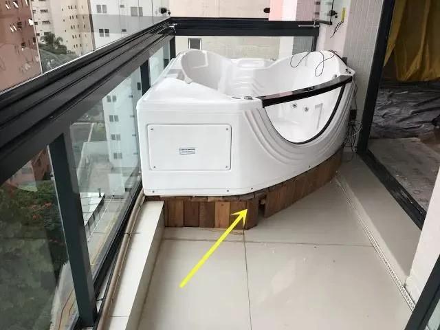 卫生间没有窗户装浴缸,卫生间浴缸和淋浴并存空间不够