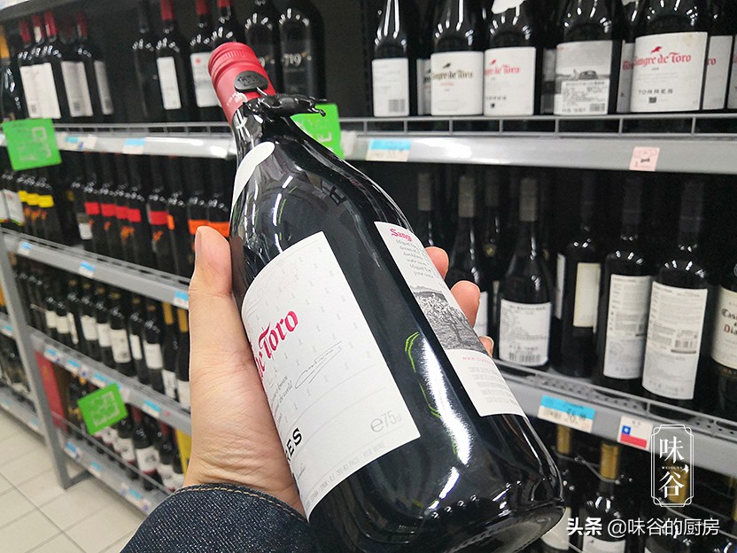 买红酒时，不管什么牌子，只要瓶子上带COPY英文的，多半是假红酒