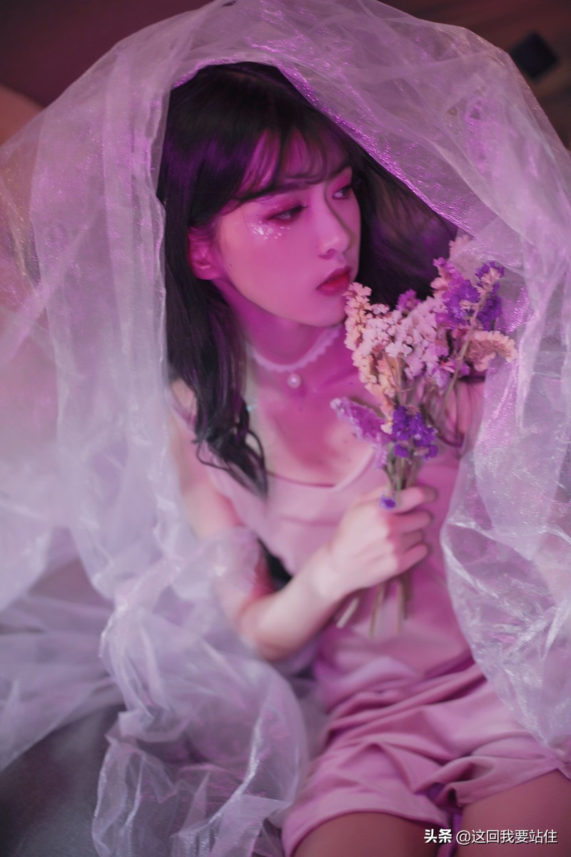 靓靓聊第160期：美女紫色灯光下呈现的一种非主流美，慵懒又高贵