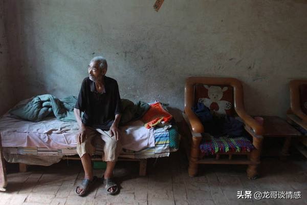 老人发病家属放弃治疗医生含泪说,临终老人病重家人能放弃治疗吗
