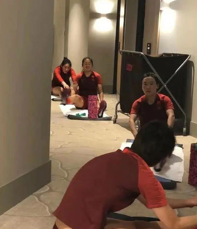 中国足球也在慢慢崛起，力挺他们的付出，为她们喝彩。