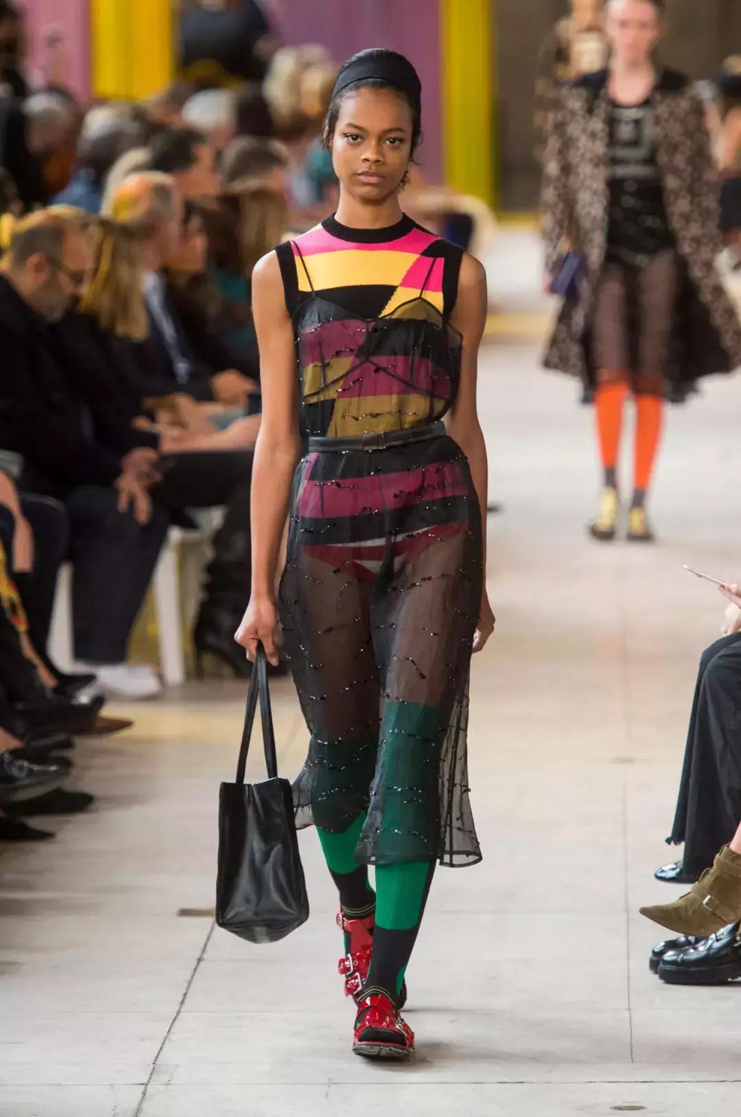 今年秋天别再露脚踝了流行中筒袜,还在露脚踝露袜子高级又时髦