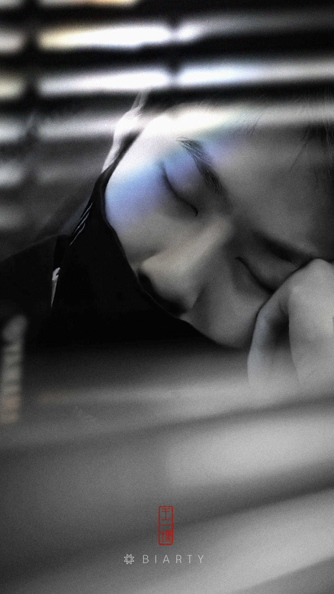 王一博安踏奥运会短袖,王一博奥运宣传片七彩衣服