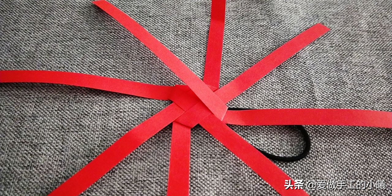 用纸条编织灯笼上面的穗子教程,用折星星的纸条做灯笼
