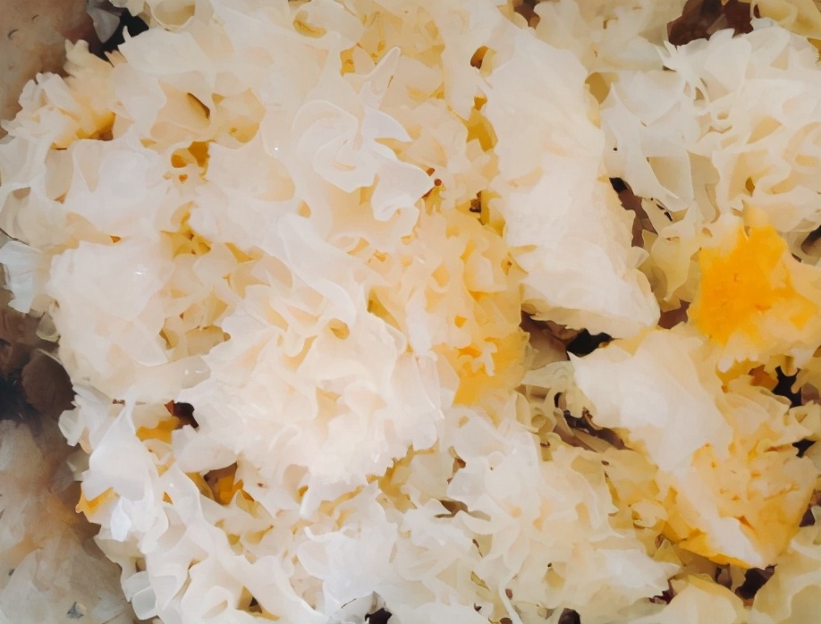 银耳羹出胶小窍门,煮银耳羹没锅盖怎么办