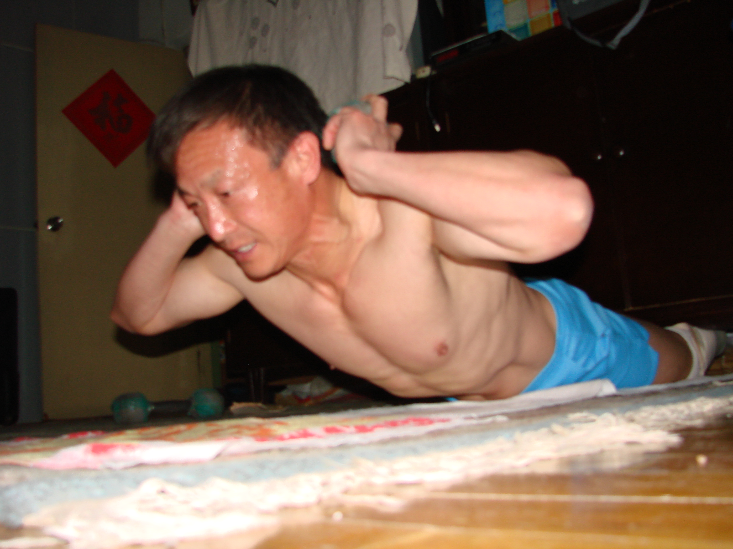 26岁登上了人生第一座雪山,他失去双腿后69岁再次登上珠峰