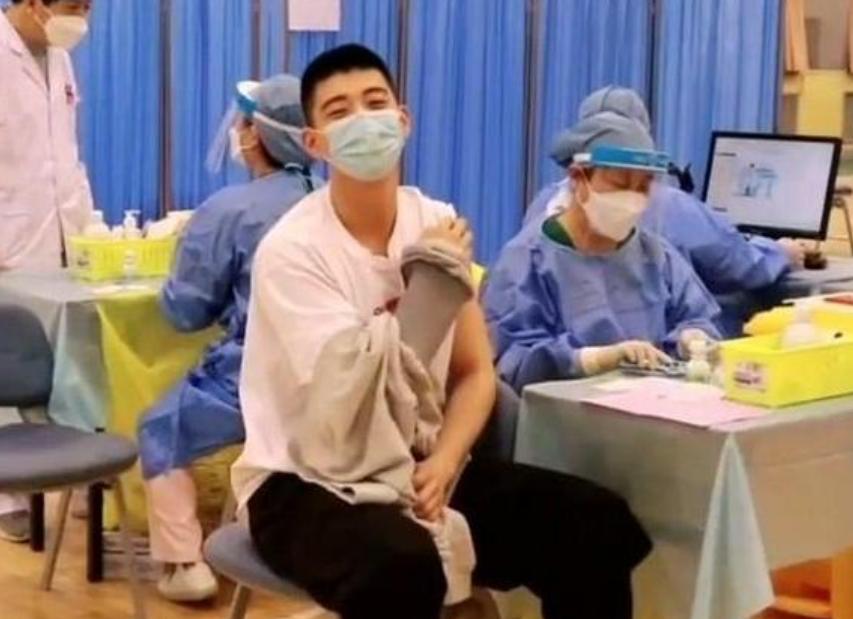 北体大学生接种疫苗火出圈，阳刚之气太雄厚，网友调侃：不如出道