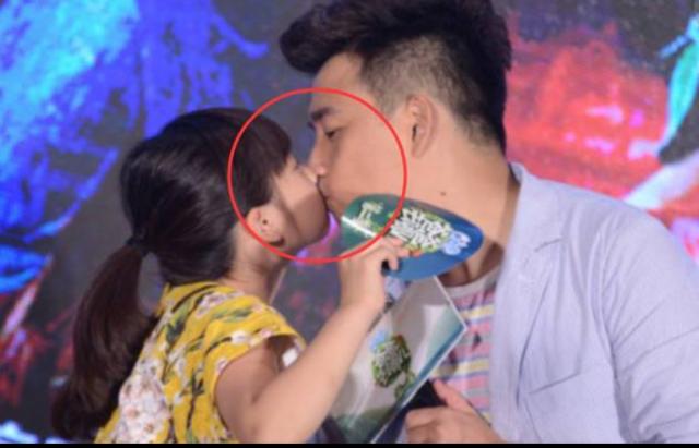 贝克汉姆亲吻小七,贝克汉姆亲小七引争议