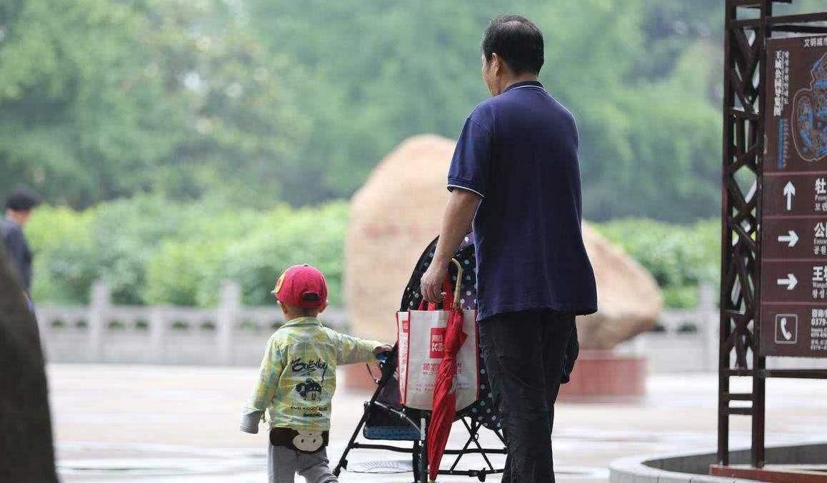 暖心老人心疼外孙，亲自设计的“丐帮”尿不湿走红，网友：求量产
