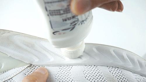 小白鞋去污摆脱暗黄,小黑鞋怎么清洗才干净