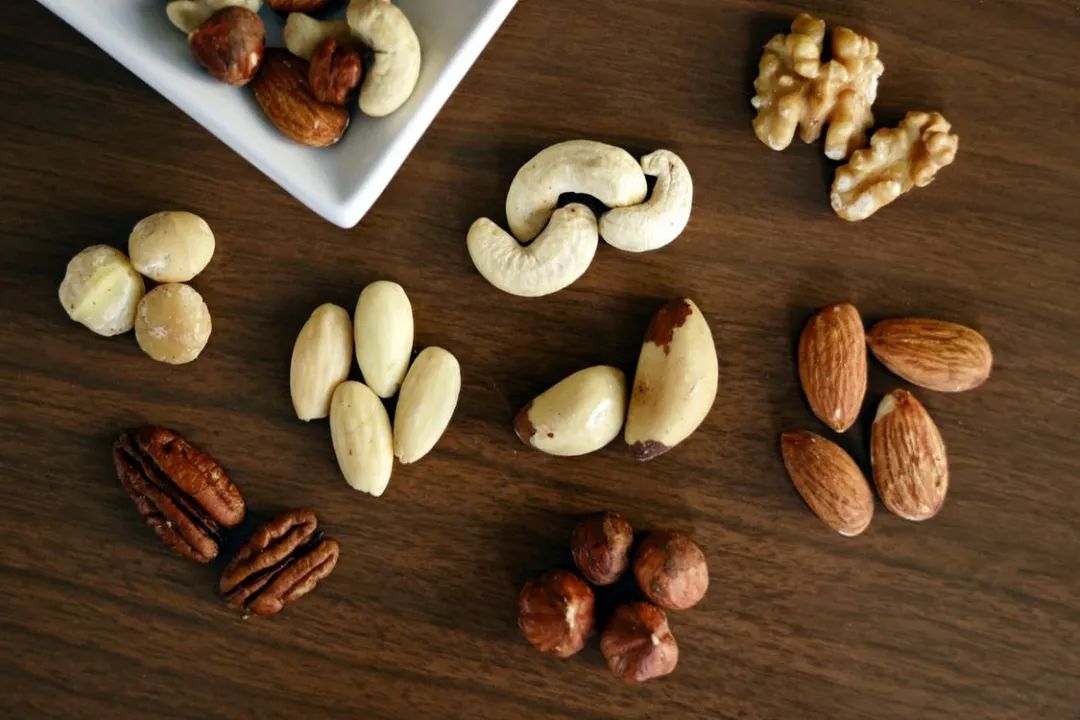 1岁内的宝宝坚决不能吃的8种食物,1岁以前不要给宝宝吃的9种食物