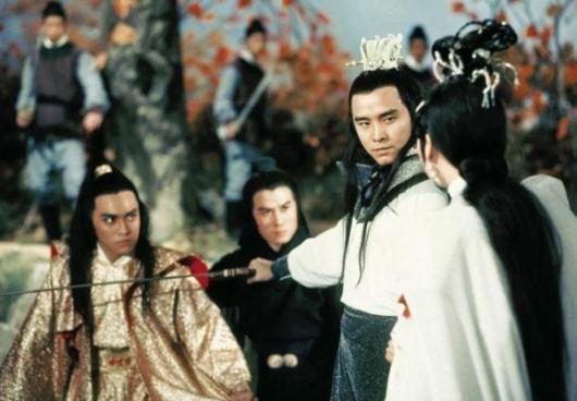 排场这么大、敢抢寿星名导的风头？拒绝与周星驰和解的他有何底气