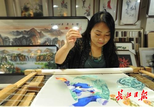 “兵兵”跃上汉绣展荆楚风韵，汉绣非遗传承人自创50幅作品迎军运
