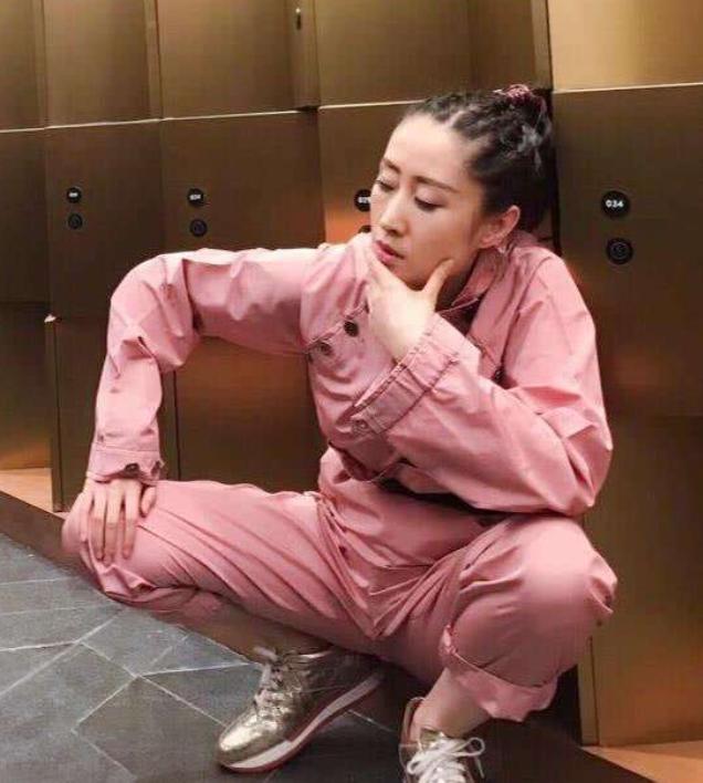 她被称小巩俐，30岁嫁豪门日子却不好过，37岁离婚反活得光芒万丈