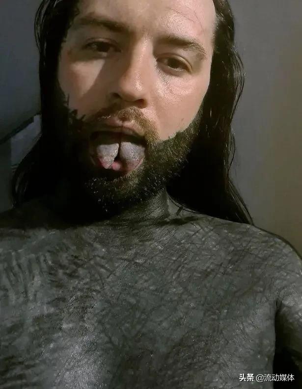 喜剧艺人扮“超人”用手拦汽车，表演失败撞到踉跄丨趣观世界