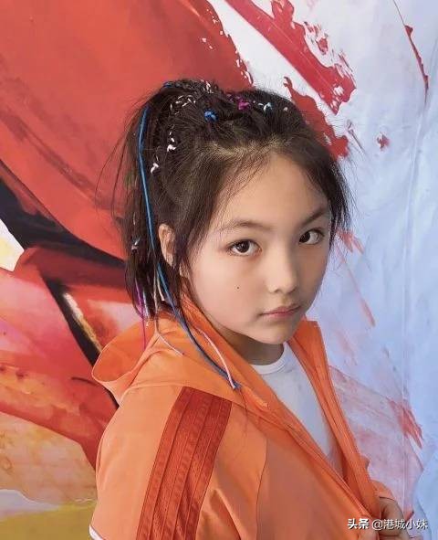 王诗龄伦敦街头大秀长腿一身名牌,李湘女儿王诗龄身高