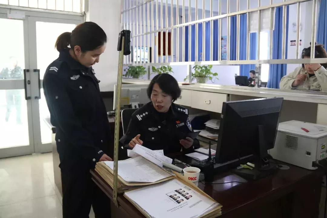 春节我在岗服务窗口民警,小记者进警营体验交警工作组图