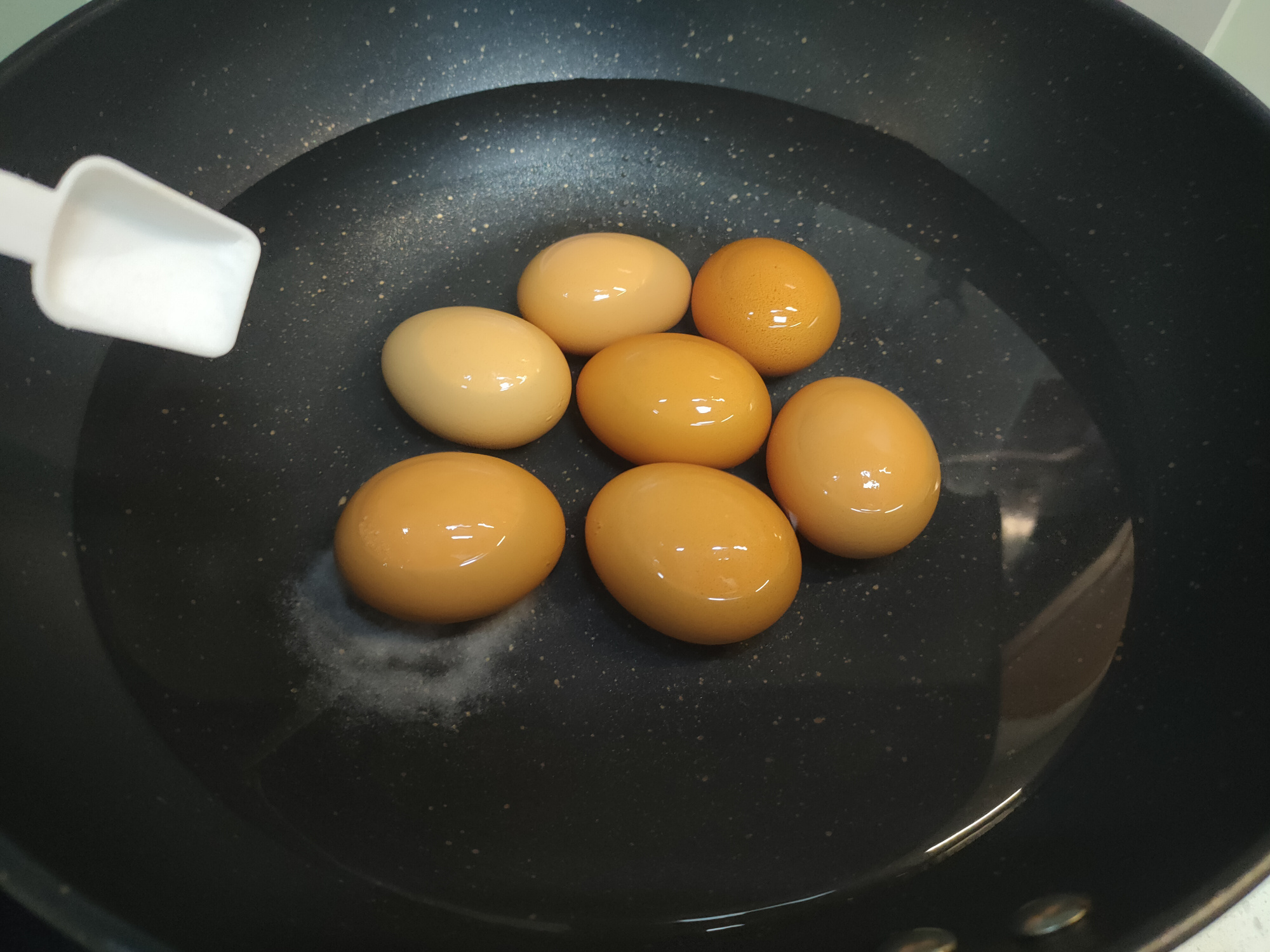 为什么煮鸡蛋蛋黄总是煮不熟,煮鸡蛋煮多长时间蛋壳比较硬