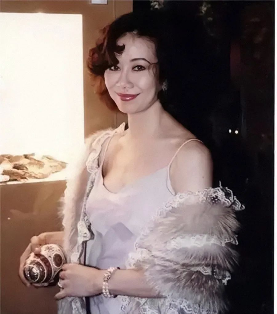 穿三百万皮草的香江富贵花，前半生让人羡慕，后半生却惨遭唾骂？
