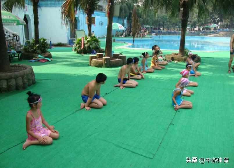 中游体育：蛙泳的翻脚动作是如何把你的膝盖练废的