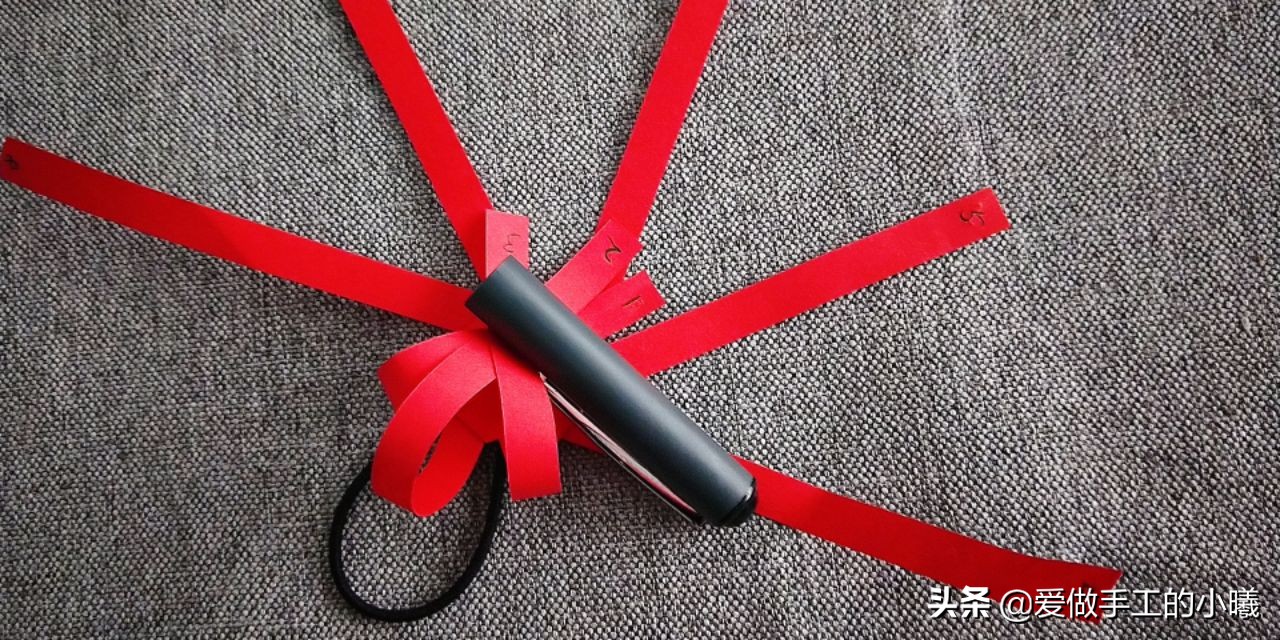 用纸条编织灯笼上面的穗子教程,用折星星的纸条做灯笼