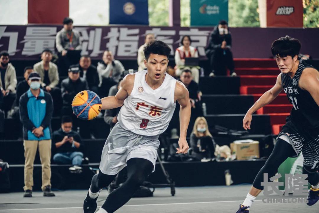 眼角干到爆皮,眼角被砸越来越紫