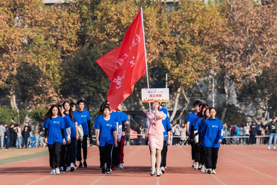 田径运动员在学校比赛,男子团体女子团体比赛