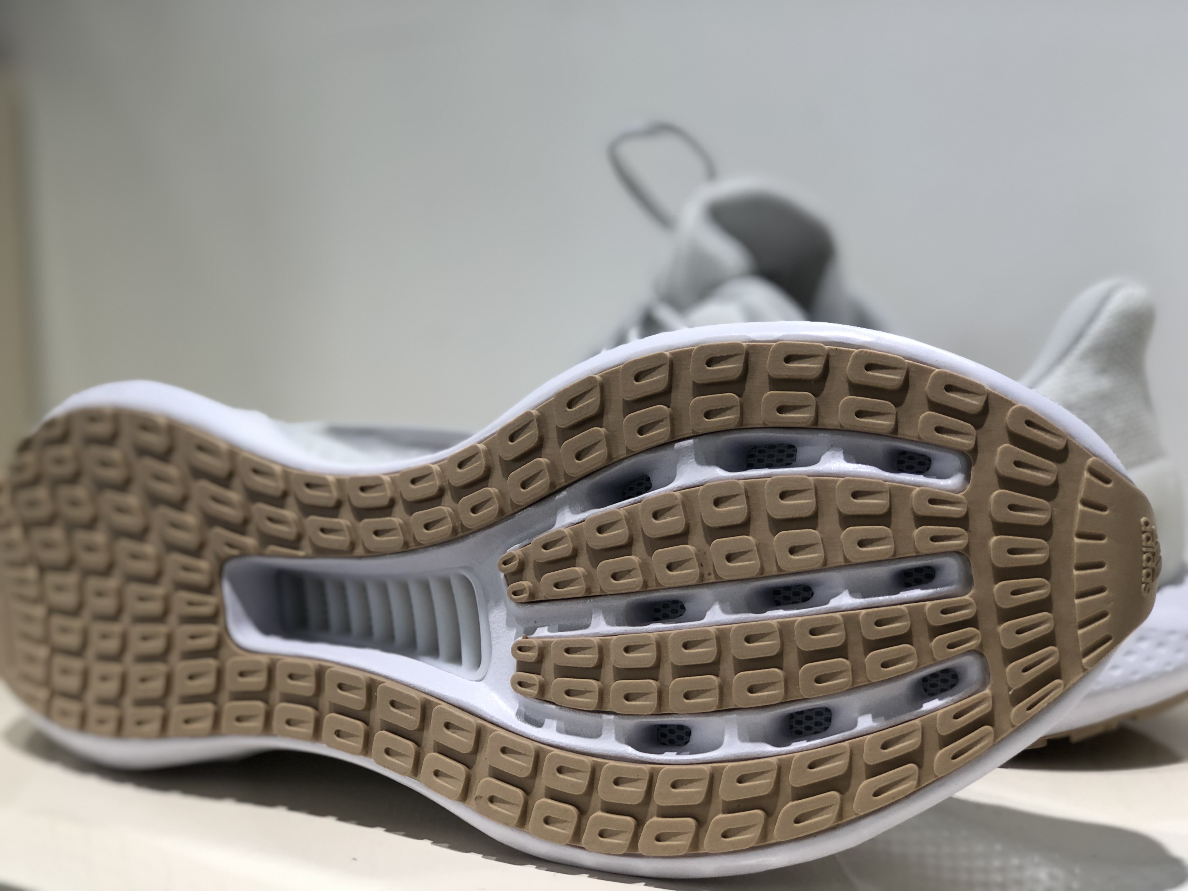 阿迪达斯清风跑步,阿迪达斯清风2020