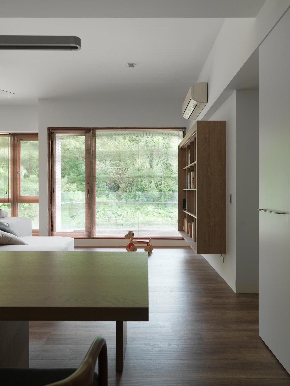 进门左手厨房餐厅客厅一体长方形,现代轻奢装修风格餐厅厨房一体