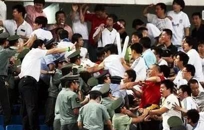 德云社高峰调侃国安,德云社砸挂名场面