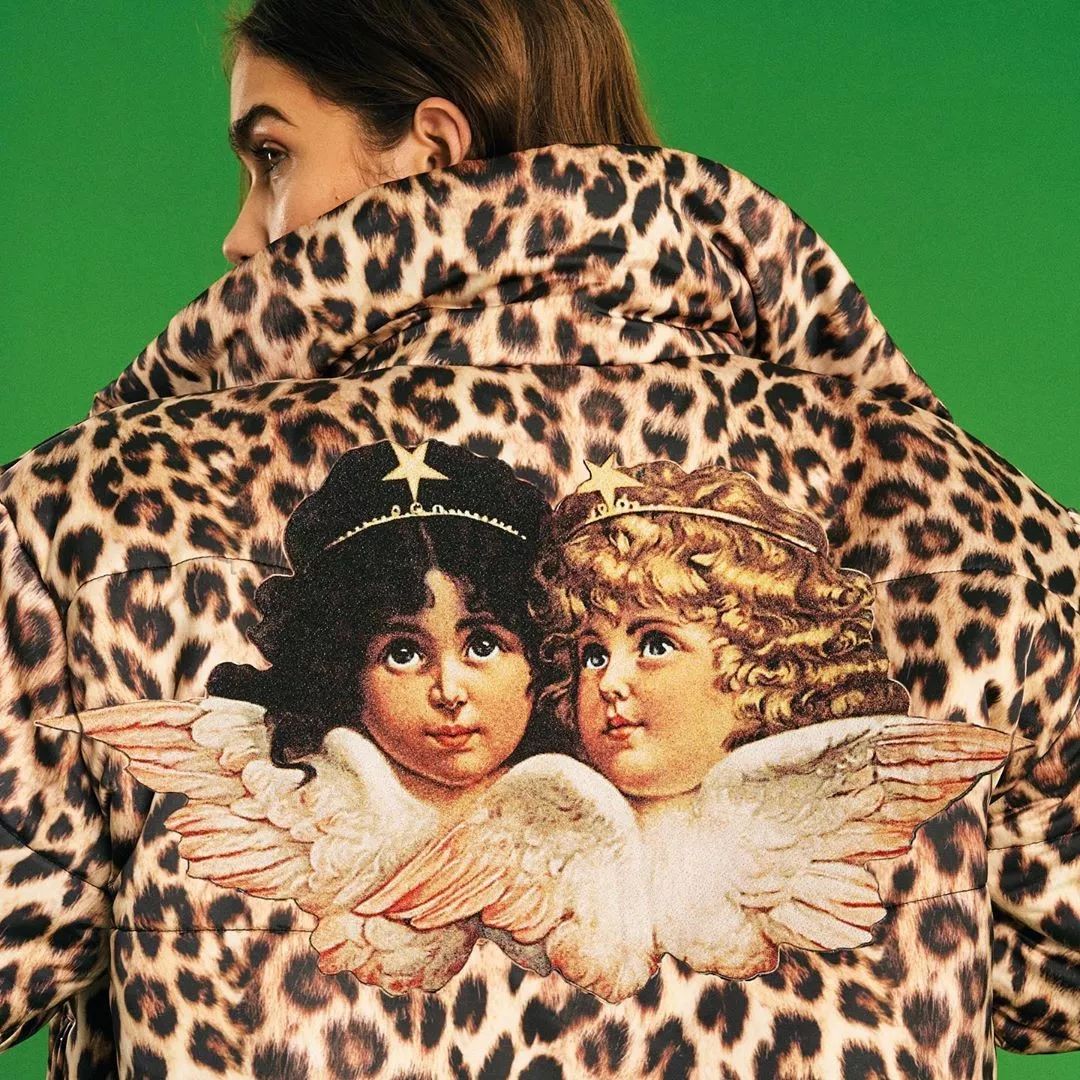 人间芭比lisa白色衣服跳舞,人间芭比lisa穿蓝衣服跳舞