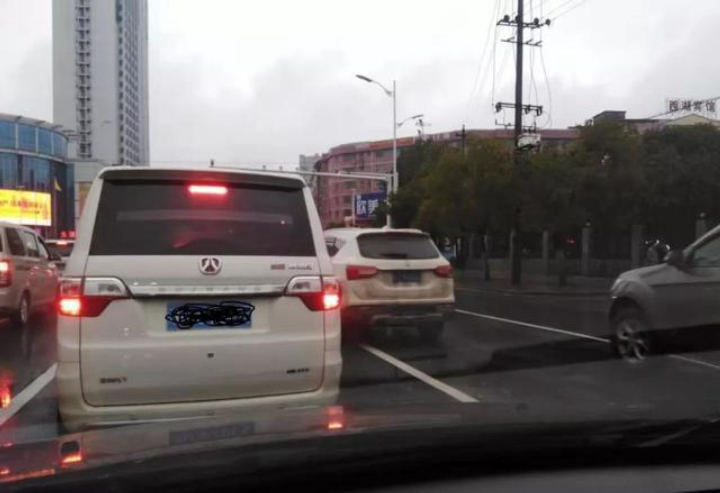 等红灯前方车坏了后面车怎么走,等红灯时前车压实线变道
