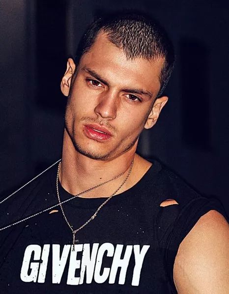 从Troye的男朋友到MariahCarey的小男宠，这个男模真厉害！