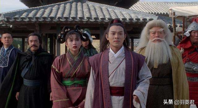 明教群豪彼此间各自不服且内斗不断，缘何会轻易臣服于张无忌呢？