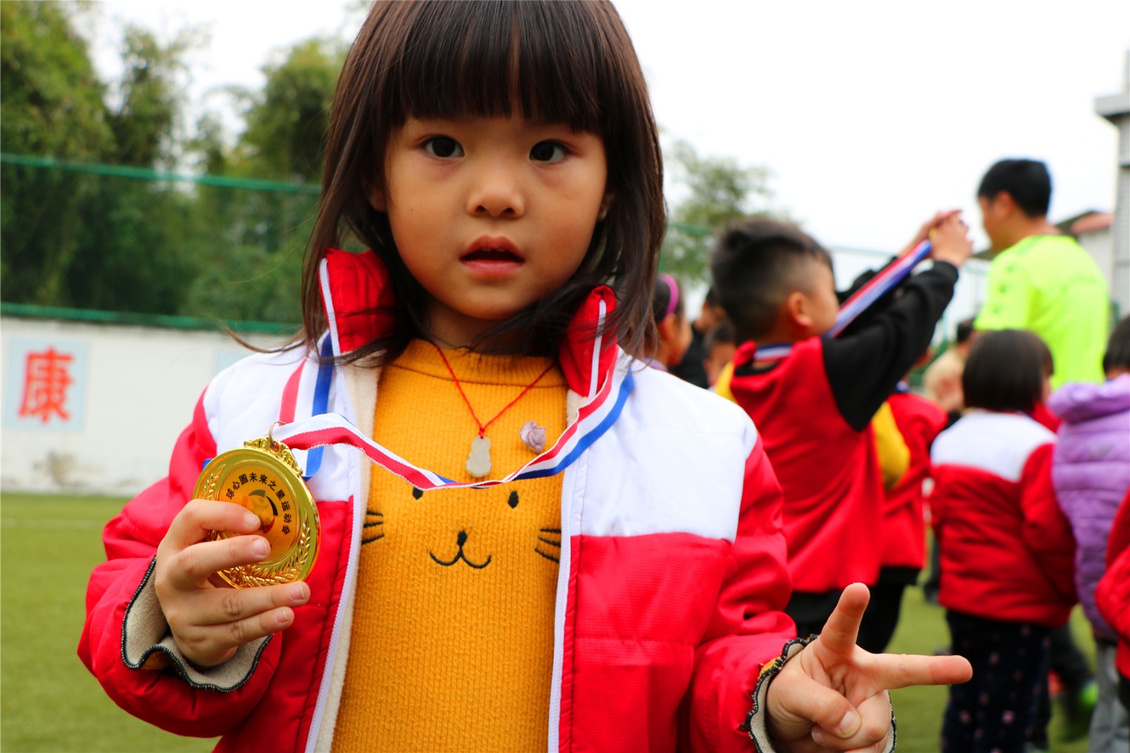 点燃娃娃足球梦想——灌新赞鸿学校趣味足球活动