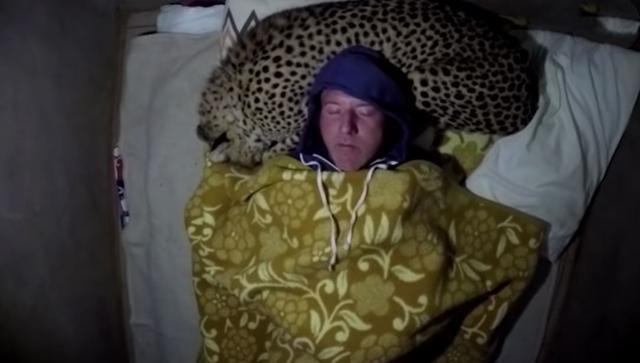 男子在睡觉，却被一个巨物压得喘不过气来，伸手一摸反而松了口气