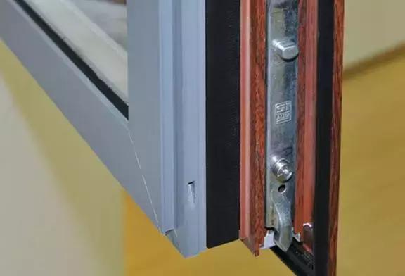 铝合金门窗框子漏水怎么办,铝合金门窗边压线渗漏处理方法