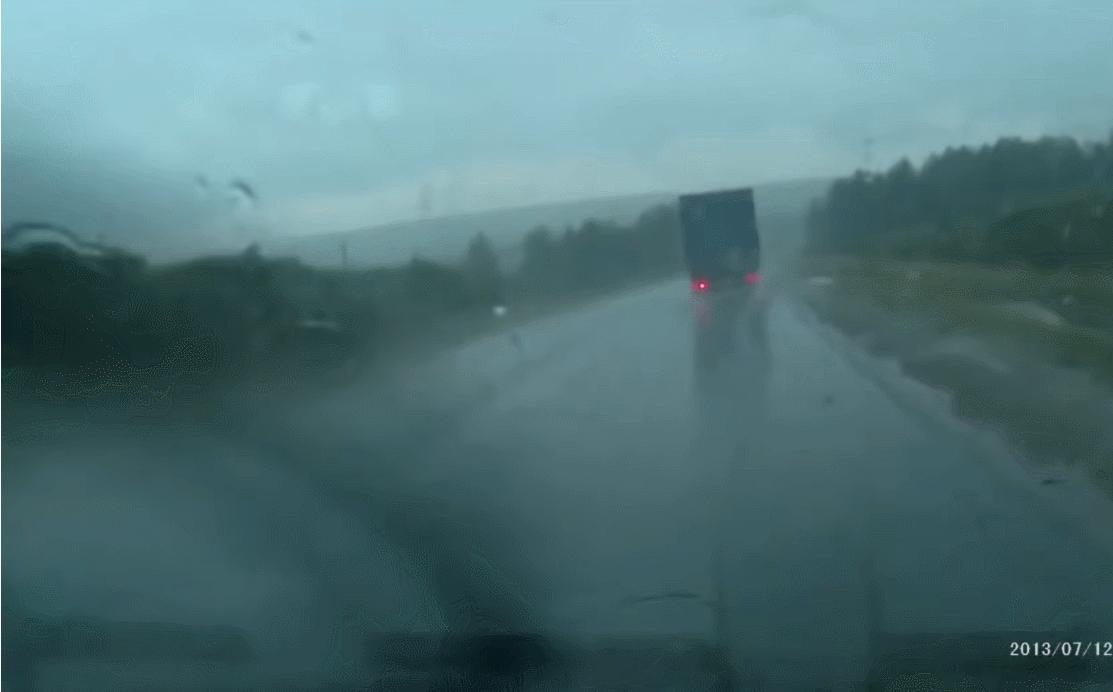 穿越窗户、飞入居民家中爆炸的球状闪电，刘慈欣为之著有同名书籍