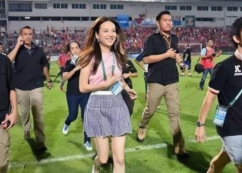 泰国女首富伍伦盼足球,泰国女足总经理伍伦盼写真