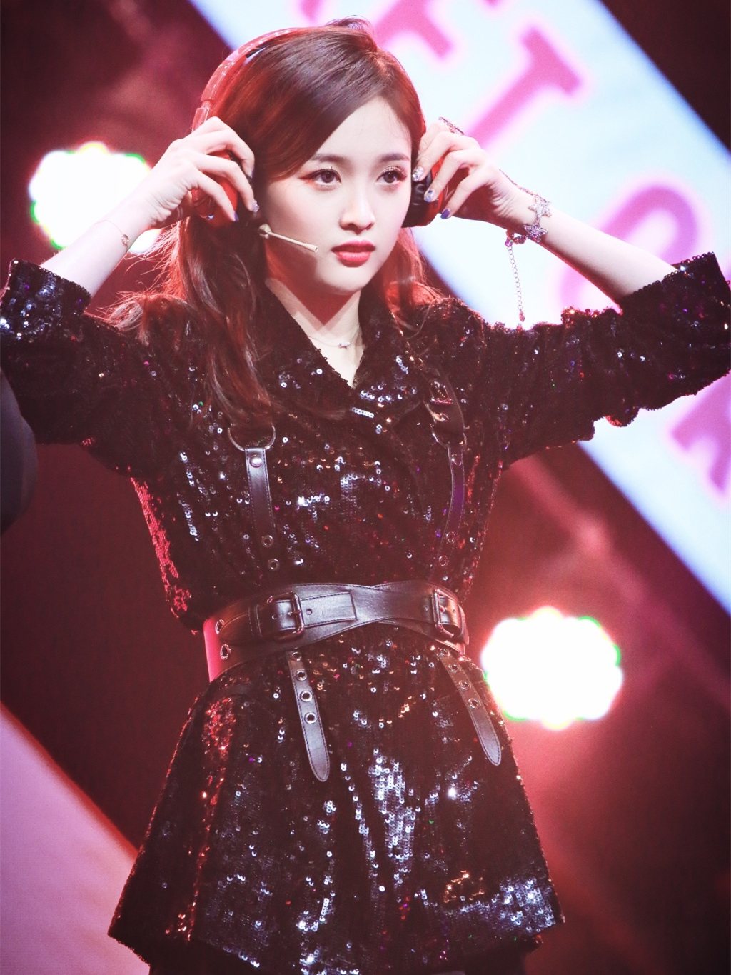 吴宣仪液体装,吴宣仪初舞台红衣