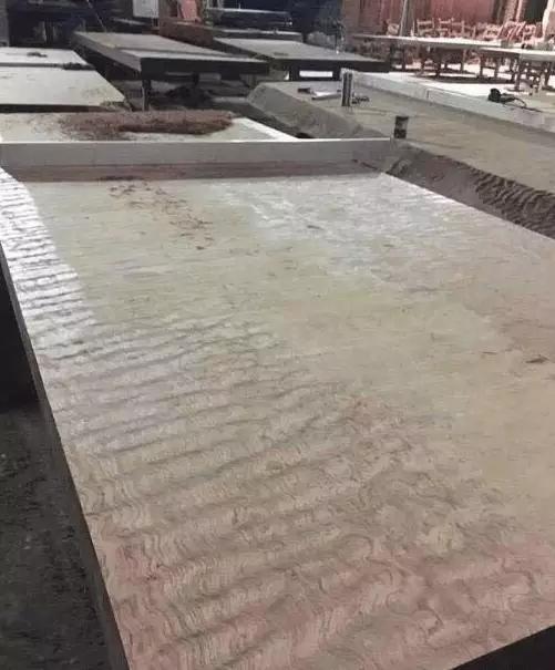 暗访广东天价大板生产基地，原料全是称斤拉木头，富豪还排队来买