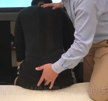 产后尾骨痛怎么办？这5个简单的动作，让疼痛消失、臀部上翘紧致